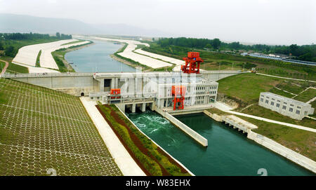 --FILE--vue d'un canal d'eau et une station de pompage au milieu de la route Sud/Nord du village, Jiuchong dans Taocha Banque D'Images