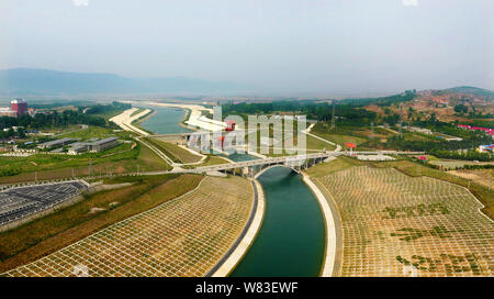 --FILE--vue d'un canal d'eau et une station de pompage au milieu de la route Sud/Nord du village, Jiuchong dans Taocha Banque D'Images