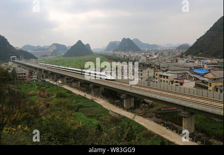 Un CRH (China railway High-speed) bullet train voyage sur la Hukun (Shanghai-Kunming) Grande vitesse Ferroviaire à Anshun city, au sud-ouest du Guizhou, Chine pro Banque D'Images