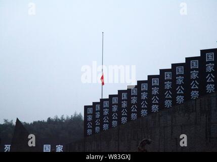 Chinese national drapeau flotte en berne dans le deuil pour les victimes à la salle du Souvenir des victimes à Nanjing massacre par les envahisseurs japonais sur la Chine. Banque D'Images