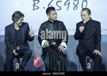 (De gauche) l'acteur américain Willem Dafoe, Hong Kong, chanteur et acteur Andy Lau et réalisateur chinois Zhang Yimou assister à une première mondiale de leur film 'Le G Banque D'Images