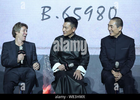 (De gauche) l'acteur américain Willem Dafoe, Hong Kong, chanteur et acteur Andy Lau et réalisateur chinois Zhang Yimou assister à une première mondiale de leur film 'Le G Banque D'Images