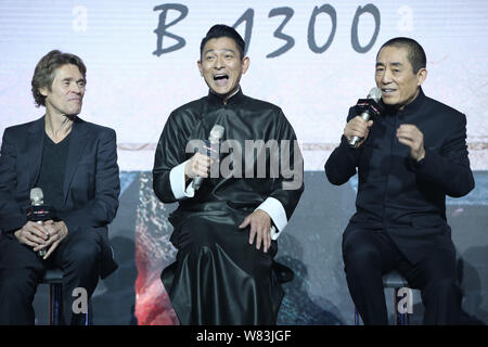 (De gauche) l'acteur américain Willem Dafoe, Hong Kong, chanteur et acteur Andy Lau et réalisateur chinois Zhang Yimou assister à une première mondiale de leur film 'Le G Banque D'Images