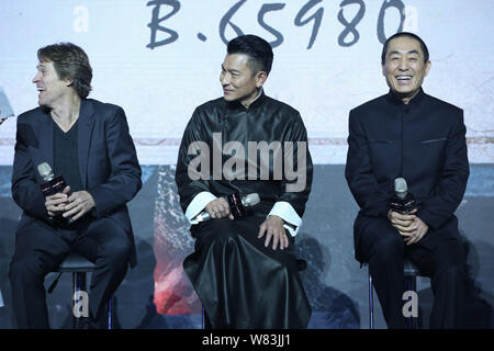 (De gauche) l'acteur américain Willem Dafoe, Hong Kong, chanteur et acteur Andy Lau et réalisateur chinois Zhang Yimou assister à une première mondiale de leur film 'Le G Banque D'Images
