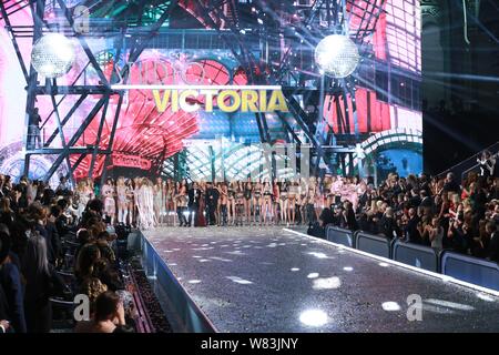 Modèles affichent de nouvelles créations au cours de la 2016 Victoria's Secret Fashion Show à Paris, France, 30 novembre 2016. Banque D'Images