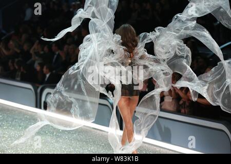 Modèle français Cindy Bruna affiche une nouvelle création pendant le 2016 Victoria's Secret Fashion Show à Paris, France, 30 novembre 2016. Banque D'Images