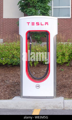 Tesla unique station de charge pour voitures électriques à Barrie, Ontario Canada Banque D'Images