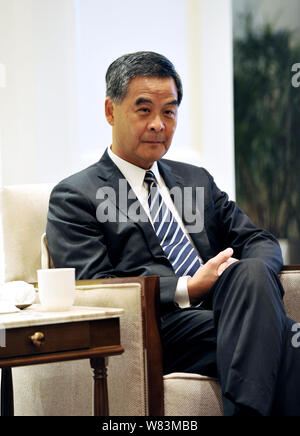 --FILE--Hong Kong Chef de la Leung Chun-ying, assiste à un événement à Hong Kong, Chine, le 8 avril 2016. Chef de Hong Kong Leung Chun-ying a dit sur Frid Banque D'Images