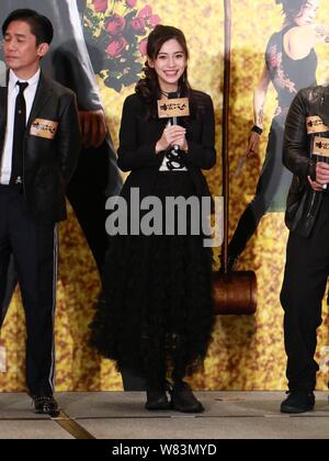 L'actrice de Hong Kong Angelababy, centre, et l'acteur Tony Leung Chiu-wai, gauche, assister à un événement de bienfaisance premiere pour leur nouveau film "à vous demain» dans H Banque D'Images