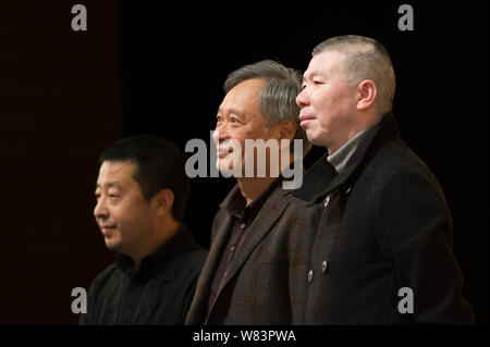 (De gauche) réalisateur chinois Jia Zhangke, Ang Lee réalisateur taiwanais et chinois Feng Xiaogang directeur assister à un événement promotionnel pour l'Ang Lee de neuf m Banque D'Images