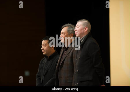 (De gauche) réalisateur chinois Jia Zhangke, Ang Lee réalisateur taiwanais et chinois Feng Xiaogang directeur assister à un événement promotionnel pour l'Ang Lee de neuf m Banque D'Images