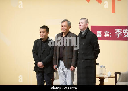 (De gauche) réalisateur chinois Jia Zhangke, Ang Lee réalisateur taiwanais et chinois Feng Xiaogang directeur assister à un événement promotionnel pour l'Ang Lee de neuf m Banque D'Images