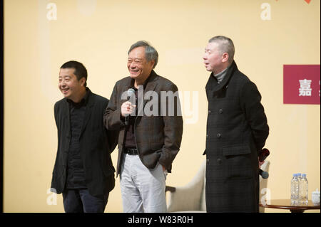 (De gauche) réalisateur chinois Jia Zhangke, Ang Lee réalisateur taiwanais et chinois Feng Xiaogang directeur assister à un événement promotionnel pour l'Ang Lee de neuf m Banque D'Images