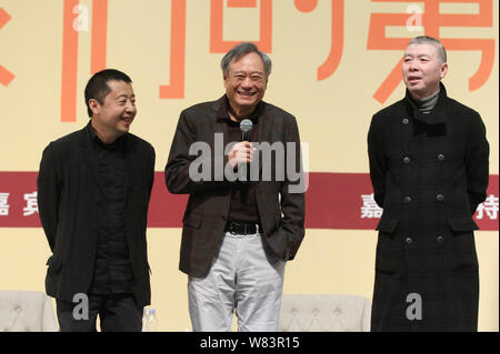 (De gauche) réalisateur chinois Jia Zhangke, Ang Lee réalisateur taiwanais et chinois Feng Xiaogang directeur assister à un événement promotionnel pour l'Ang Lee de neuf m Banque D'Images