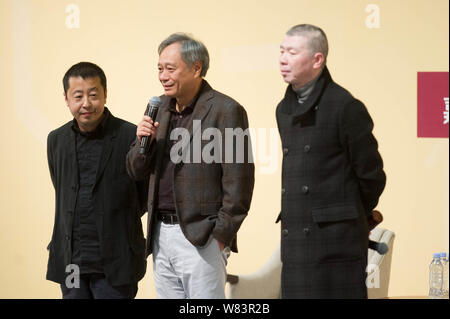 (De gauche) réalisateur chinois Jia Zhangke, Ang Lee réalisateur taiwanais et chinois Feng Xiaogang directeur assister à un événement promotionnel pour l'Ang Lee de neuf m Banque D'Images