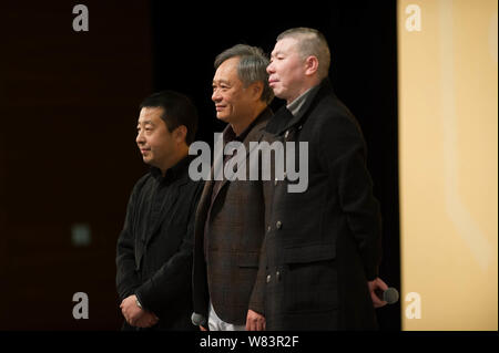 (De gauche) réalisateur chinois Jia Zhangke, Ang Lee réalisateur taiwanais et chinois Feng Xiaogang directeur assister à un événement promotionnel pour l'Ang Lee de neuf m Banque D'Images
