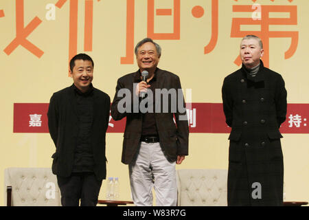 (De gauche) réalisateur chinois Jia Zhangke, Ang Lee réalisateur taiwanais et chinois Feng Xiaogang directeur assister à un événement promotionnel pour l'Ang Lee de neuf m Banque D'Images