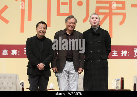 (De gauche) réalisateur chinois Jia Zhangke, Ang Lee réalisateur taiwanais et chinois Feng Xiaogang directeur assister à un événement promotionnel pour l'Ang Lee de neuf m Banque D'Images