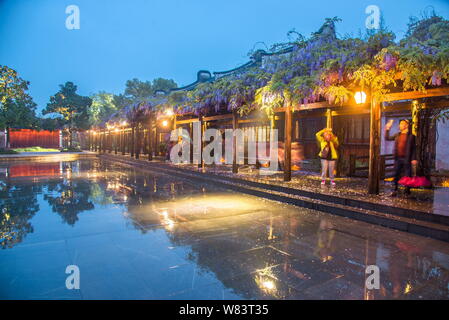 Maisons anciennes sont éclairés le long d'une rivière dans la nuit dans la ville de Tongxiang, ville de Wuzhen, est de la Chine dans la province du Zhejiang, du 2 avril 2016. Des deux côtés de Banque D'Images