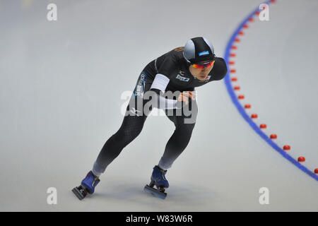 La patineuse japonaise Miho Takagi fait concurrence au cours de la Division de 3 000 mètres d'un match de la Coupe du monde ISU de patinage de vitesse à Harbin City, ni Banque D'Images