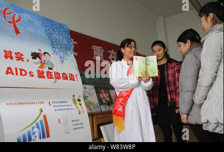 Un travailleur médical chinois propagandizes la prévention du VIH et SIDA pour femmes étudiant à une école de formation professionnelle et technique en boxe, comté de Binzhou c Banque D'Images