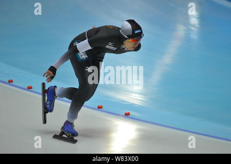 La patineuse japonaise Miho Takagi fait concurrence au cours de la Division de 3 000 mètres d'un match de la Coupe du monde ISU de patinage de vitesse à Harbin City, ni Banque D'Images