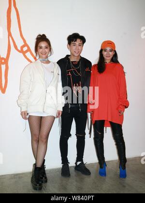 (De gauche), chanteuse et actrice Charlene Choi du duo pop de Hong Kong, Hong Kong Twins Tianyo styliste et Ma chanteuse Hwangbo sud-coréen Hye-jeong assister à Banque D'Images