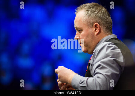 John Higgins, de l'Ecosse Les craies son cue qu'il estime une tourné contre Ronnie O'Sullivan, de l'Angleterre dans leur dernier match au cours de la 2016 Champion de C Banque D'Images