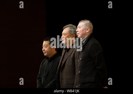 (De gauche) réalisateur chinois Jia Zhangke, Ang Lee réalisateur taiwanais et chinois Feng Xiaogang directeur assister à un événement promotionnel pour l'Ang Lee de neuf m Banque D'Images
