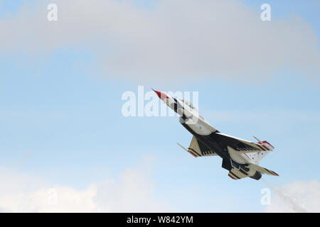 Close-up of a single US Air Force Thunderbird vol d'un avion dans le ciel Banque D'Images