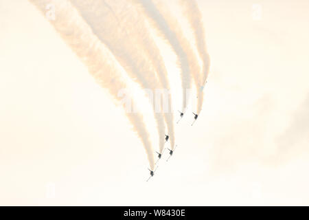 Breitling Jet Team effectuant des cascades acrobatiques fascinantes dans le ciel dans un spectacle aérien Banque D'Images