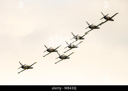 Breitling Jet Team effectuant des cascades acrobatiques fascinantes dans le ciel dans un spectacle aérien Banque D'Images