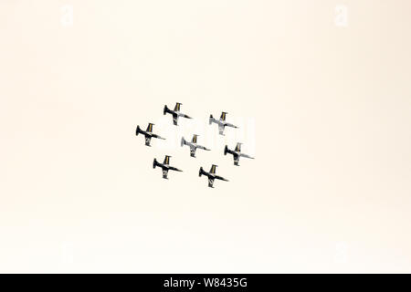 Breitling Jet Team effectuant des cascades acrobatiques fascinantes dans le ciel dans un spectacle aérien Banque D'Images