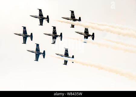 Breitling Jet Team effectuant des cascades acrobatiques fascinantes dans le ciel dans un spectacle aérien Banque D'Images