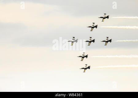 Breitling Jet Team effectuant des cascades acrobatiques fascinantes dans le ciel dans un spectacle aérien Banque D'Images