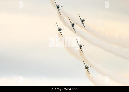 Breitling Jet Team effectuant des cascades acrobatiques fascinantes dans le ciel dans un spectacle aérien Banque D'Images