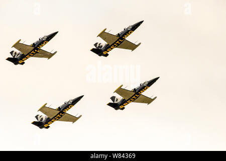 Breitling Jet Team effectuant des cascades acrobatiques fascinantes dans le ciel dans un spectacle aérien Banque D'Images