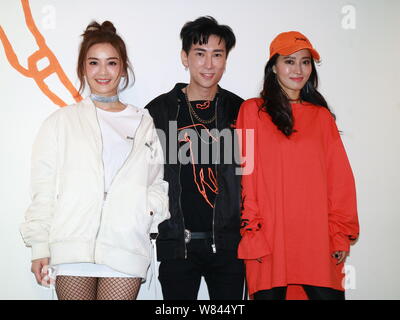 (De gauche), chanteuse et actrice Charlene Choi du duo pop de Hong Kong, Hong Kong Twins Tianyo styliste et Ma chanteuse Hwangbo sud-coréen Hye-jeong assister à Banque D'Images