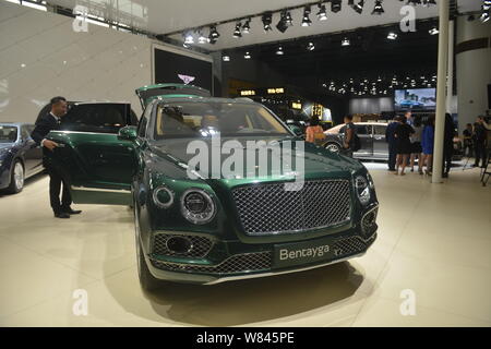 Une Bentley Bentayga est sur l'affichage pendant la 14e Chine (Guangzhou) Exposition internationale de l'automobile, également connu sous le nom de Auto Guangzhou 2016, dans Guangzho Banque D'Images