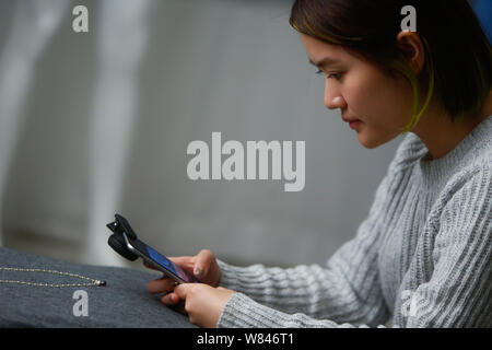 L'e-commerce chinois Miffy acheteur bijoux de bijoux prend des photos de Shanghai, Chine, 9 novembre 2016. Miffy, un professionnel bijoux basé à Shanghai, Banque D'Images