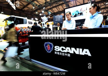 --FILE--employés chinois sont vus sur le stand de Scania au 7e Salon International des Machines de Construction, Machines, matériaux de construction Banque D'Images