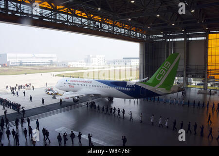 --FILE--le premier des grands avions de transport de passagers C919 est remorqué sur un hangar lors d'une cérémonie hors ligne à l'usine d'assemblage final de COMAC Banque D'Images