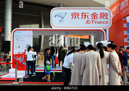 --FILE--personnes visitent le stand de JD Finances du détaillant en ligne chinois JD.com lors d'une exposition à Chongqing, Chine, 18 mars 2016. L'industrie Banque D'Images