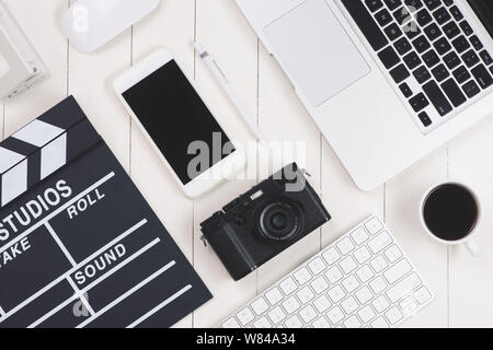 Vue de dessus du film clapper et gadgets sur le bureau en bois Banque D'Images