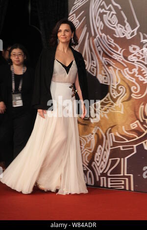 L'actrice française Juliette Binoche arrive sur le tapis rouge pour la 53e Golden Horse Awards à Taipei, Taiwan, 26 novembre 2016. Banque D'Images