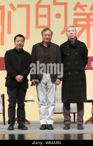 (De gauche) réalisateur chinois Jia Zhangke, Ang Lee réalisateur taiwanais et chinois Feng Xiaogang directeur assister à un événement promotionnel pour l'Ang Lee de neuf m Banque D'Images