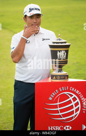 Hideki Matsuyama du Japon pose avec son trophée de champion après avoir remporté le 2016 WGC-HSBC Champions tournoi de golf à Shanghai, Chine, 30 Octobre 2016 Banque D'Images