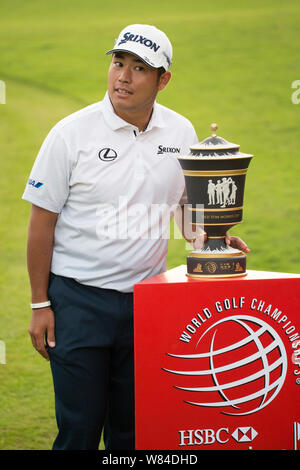 Hideki Matsuyama du Japon pose avec son trophée de champion après avoir remporté le 2016 WGC-HSBC Champions tournoi de golf à Shanghai, Chine, 30 Octobre 2016 Banque D'Images