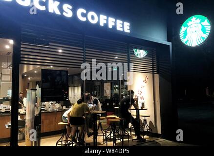 - Un fichier clients--prendre un café dans un café Starbucks Cafe à Shanghai, Chine, le 8 août 2016. Starbucks La Chine prévoit de compléter la mise en place des Banque D'Images