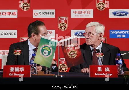 Marcello Lippi, droit, récemment nommé entraîneur-chef de l'équipe nationale chinoise, et Cai Zhenhua, ancien joueur de tennis de table chinois et Presi Banque D'Images